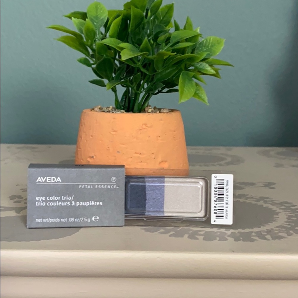 AVEDA trio eyeshadow 998 Azure Rain